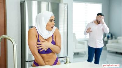 ヒジャブのイスラム教徒の女性、巨乳、巨尻のカーメラが家のオーナーのチンポに乗る