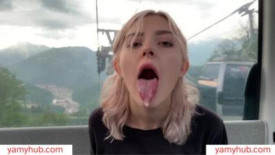 Onlyfans ホットなティーンの義理の妹エヴァ・エルフィーはフェラチオした後に精液を飲む