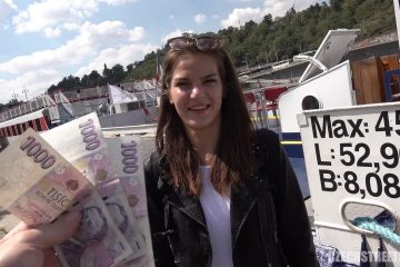 公共エージェントのチェコ人少女がお金のためにチンポを受け入れるdaftsex POV 